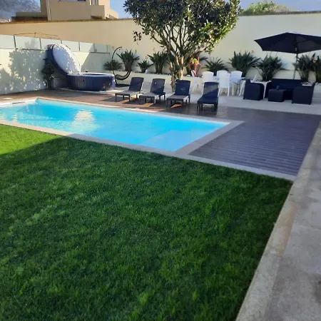 בית נופש Michel's House *